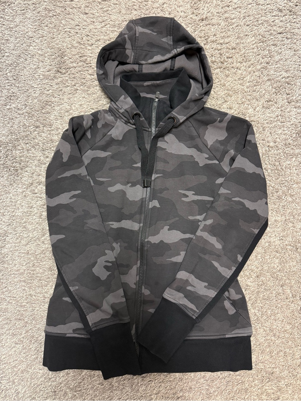 EUC Athleta Triumph Printed Camo Full Zip Hoodie, Size M; Black/Grey